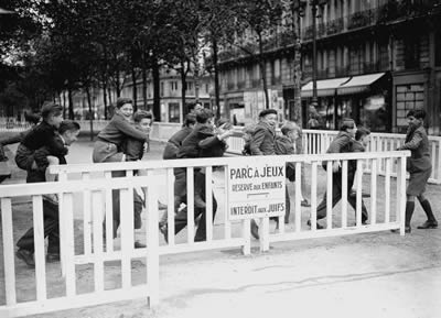 Un parque infantil parisino prohibido para niños judíos en noviembre de 1942. / Roger Viollet, obtinguda en http://cultura.elpais.com/cultura/2012/06/26/actualidad/1340734326_542670.html "Il.lustració"